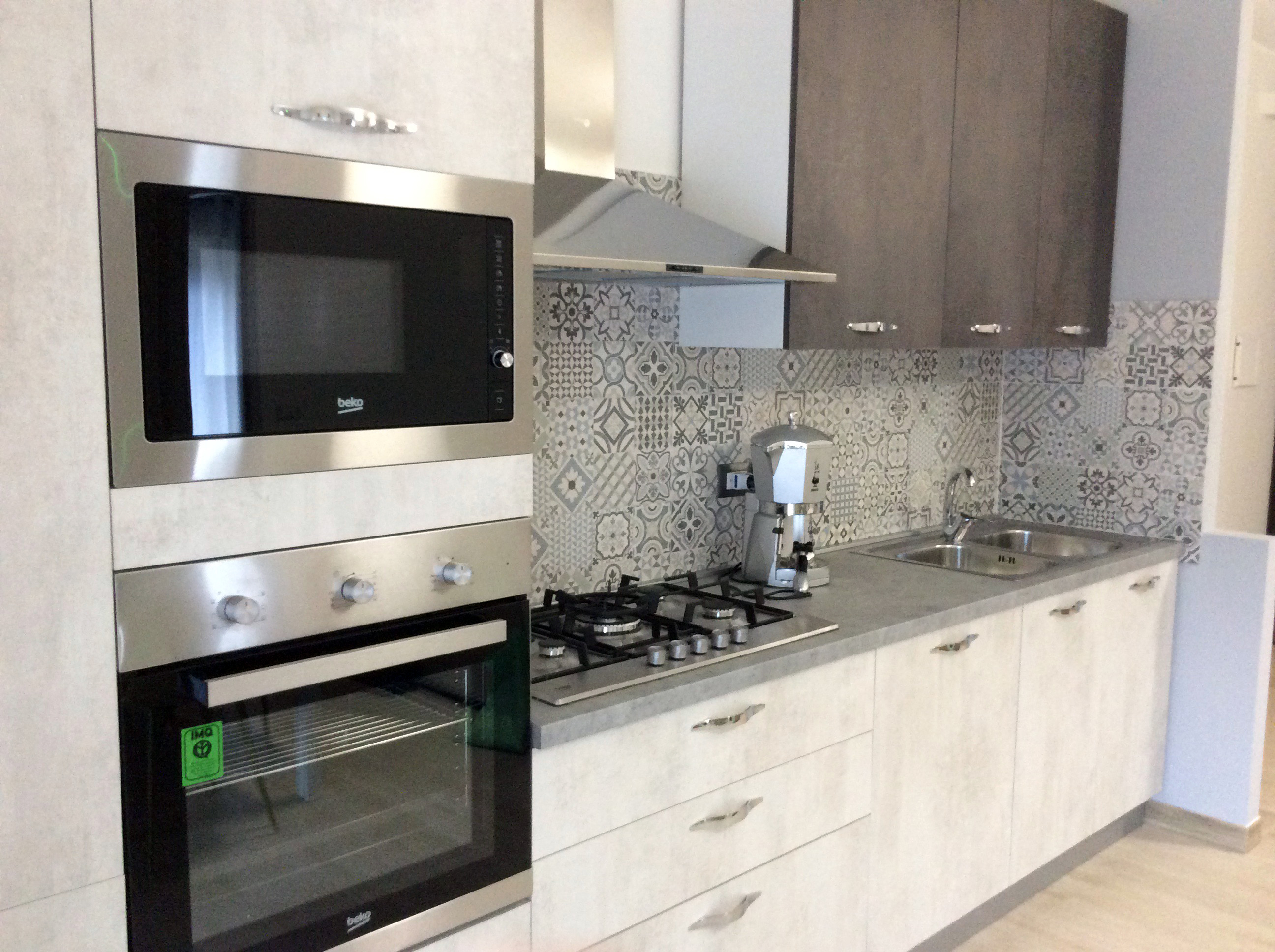Cucina attrezzata con lavastoviglie, appartamento Brolo