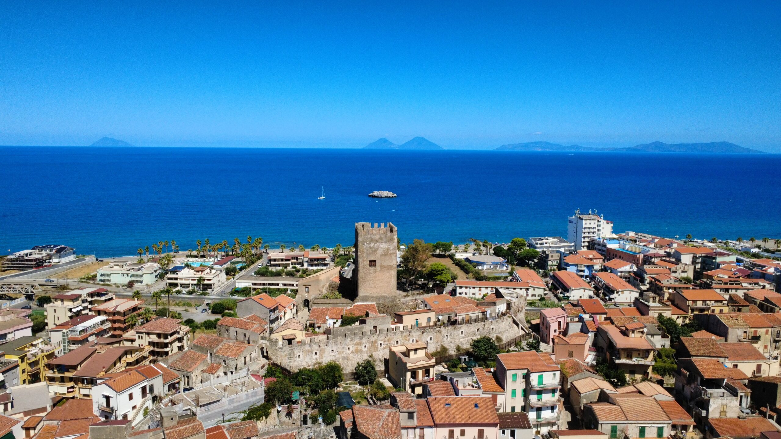 Castello medievale di Brolo con il Museo delle Fortificazioni Costiere