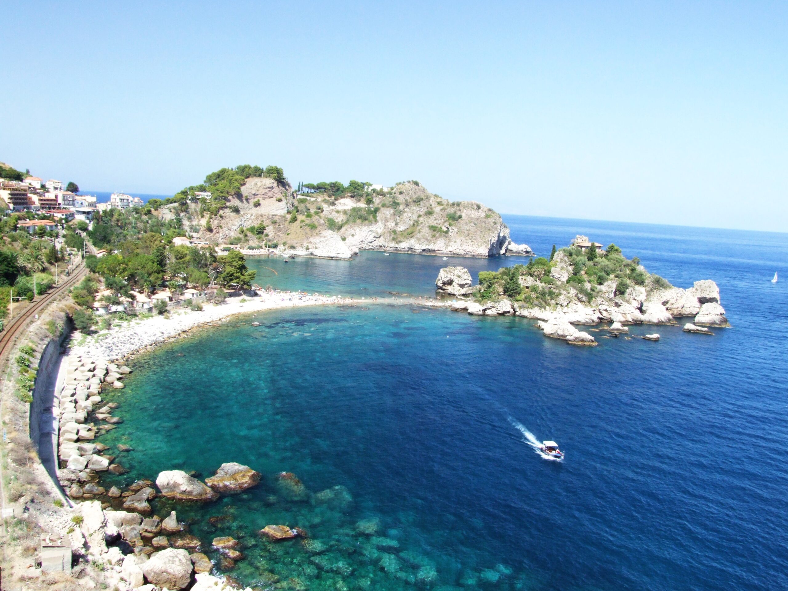 Isola Bella e teatro greco di Taormina con vista sull'Etna