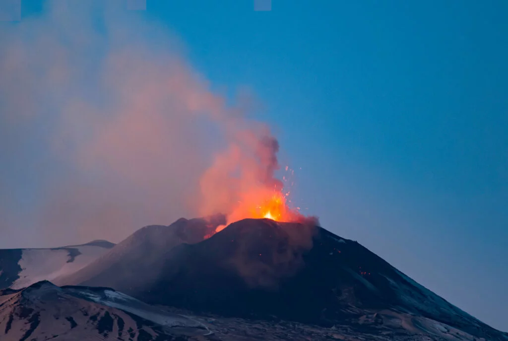 Etna, vulcano attivo più alto d'Europa, escursione dalla Sicilia nord-orientale