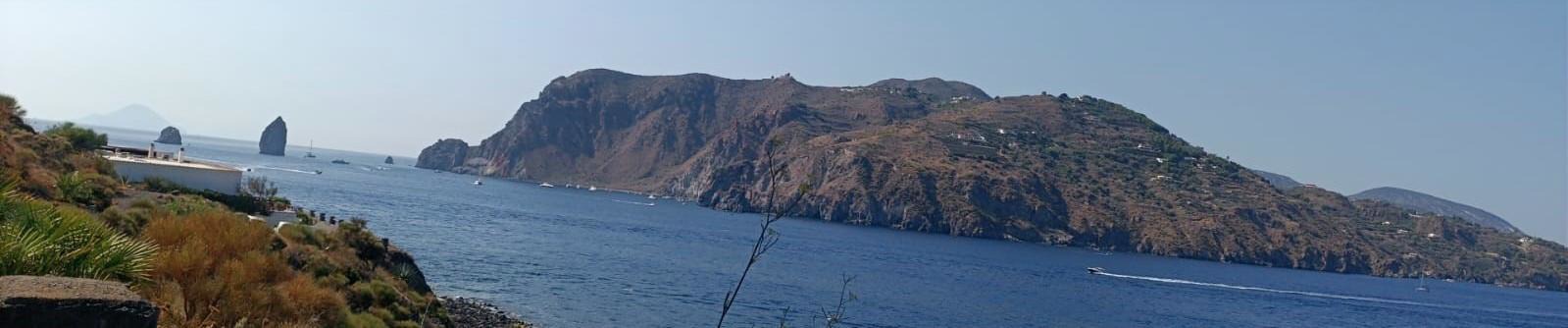 Isole Eolie viste dal mare, escursione da Brolo in barca
