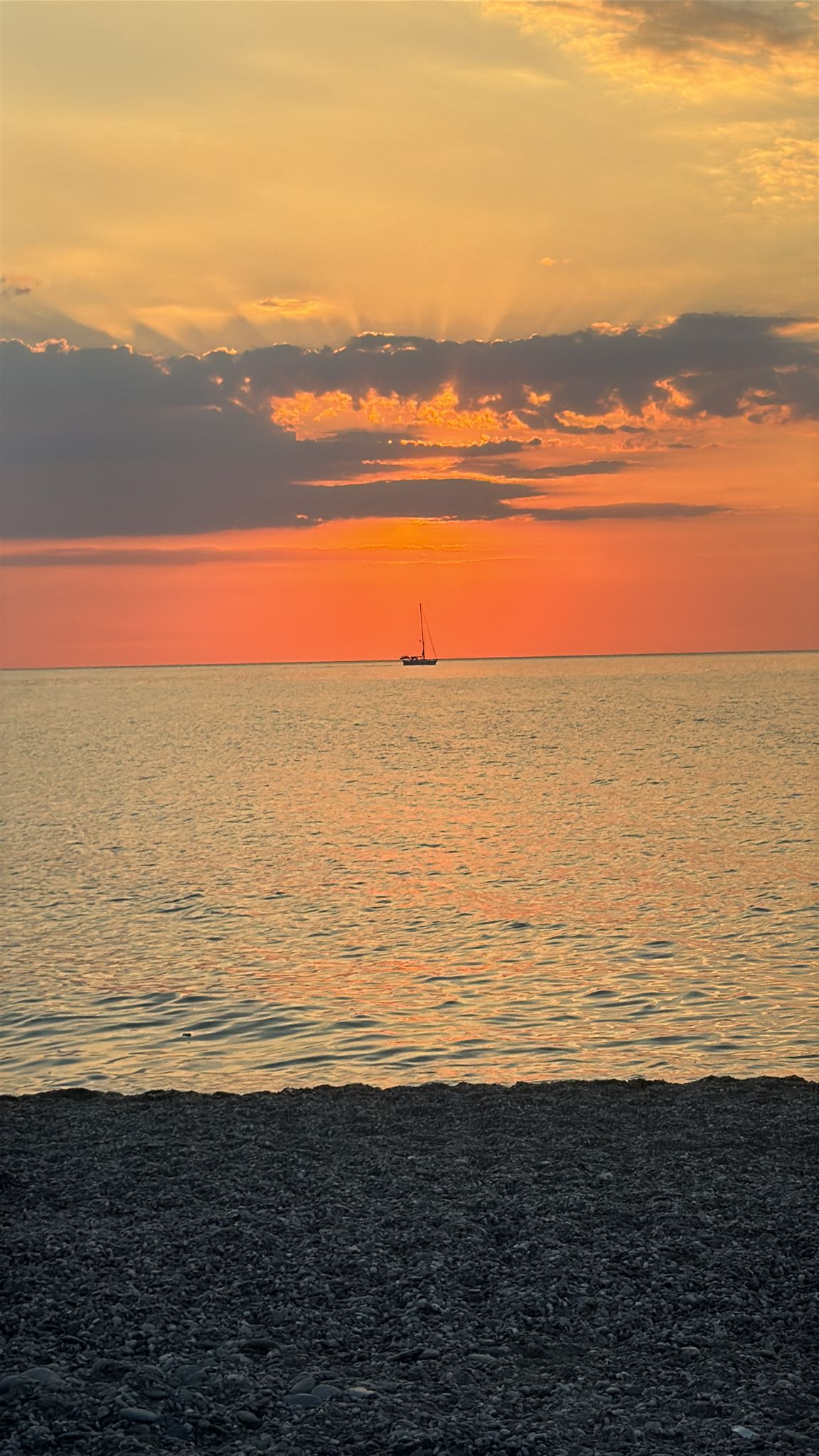 Spiaggia di Capo d'Orlando, Mar Tirreno, vicino a Brolo